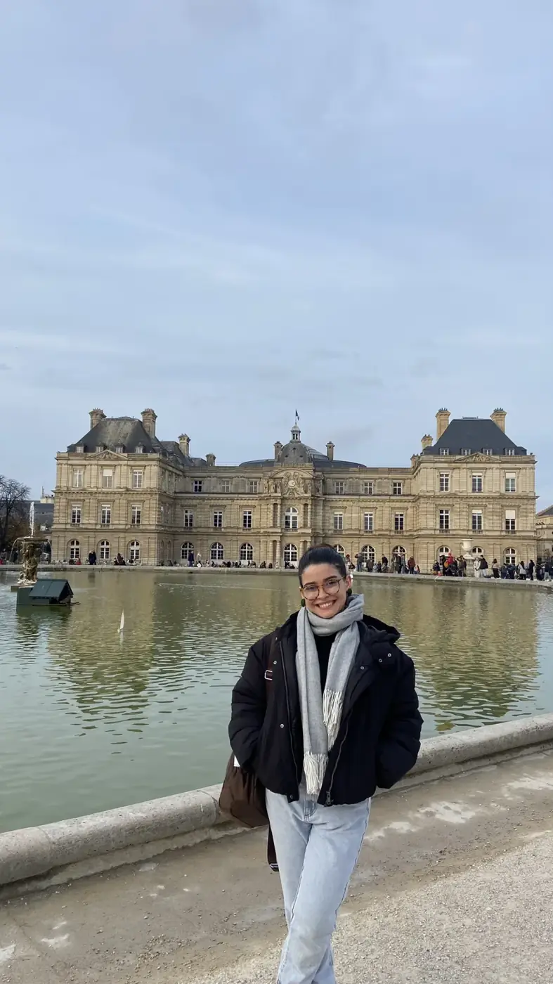 Ariane em frente ao Museu do Louvre, em Paris