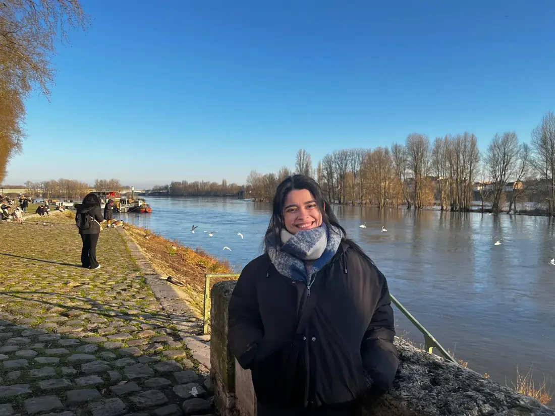 Ariane à margem de um rio durante uma viagem